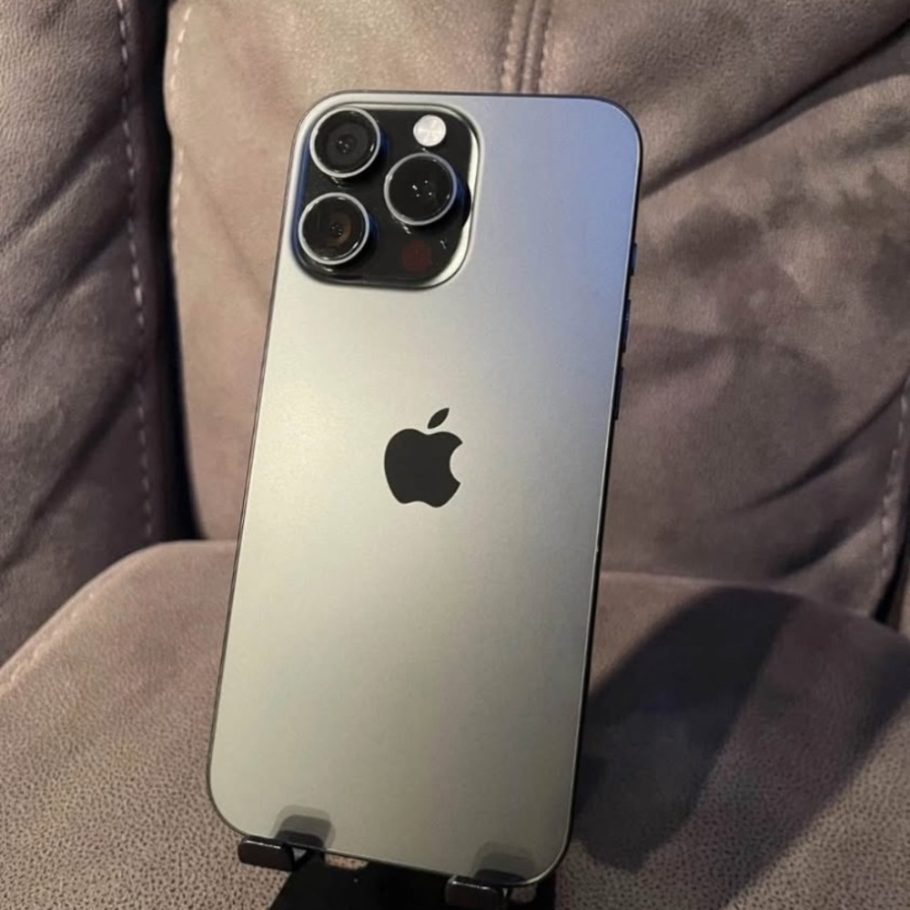Apple iPhone in Sleek Silver Finish